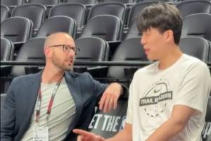 小吧直击:杨瀚森赛前积极用英语与工作人员交流 绘声绘色~
