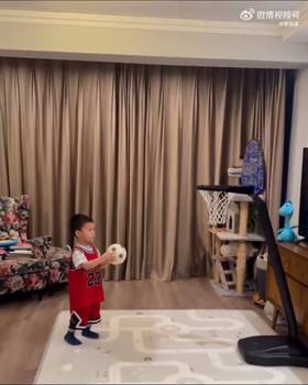 小弟弟你火了!华人小孩在家玩投篮,NBA都忍不住转发了~
