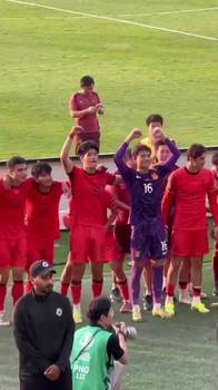 嗨翻!实拍:赛后现场中国球迷高呼“李昊NB”,李昊高举双臂回应
