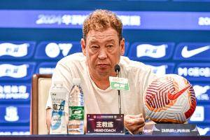 斯卢茨基:在我眼里没有什么国籍之分,谁的状态好谁就首发