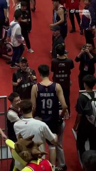 看热闹不嫌事大!广州球迷赛后对着徐昕高喊:x杜锋、x杜锋😂